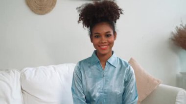 Mutlu hasta ve psikolog klinikte olumlu duygularla zihinsel sağlık sohbetlerini paylaşırken, aynı zamanda yurtiçi ofiste başarılı bir iş ve hayatı psikologa anlatıyor.