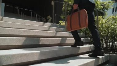 Profesyonel proje müdürünün iş yerine giderken elinde çantayla tren istasyonunda yürüyen yetenekli bir iş adamı. Büyümeyi temsil et, terfi al, yeteneğini arttır. Sevinçli..