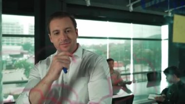 Akıllı lider işadamı cam tahtanın önünde proje başlatmayı düşünüyor. Gülümseyen erkek proje yöneticisi yaratıcılık pazarlama stratejisini gösteren renkli yapışkan notlara bakıyor. Yönlendirici.