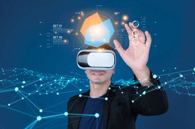 İş adamı, tahminsel büyük veri modellerinden gerçek zamanlı analizlere uzanan eğilim ve içgörüleri ortaya çıkarmak için veri analizlerini derinlemesine inceleyerek, veri güdümlü kararların analitik endüstriyi nasıl ileri götürdüğünü öğrenir