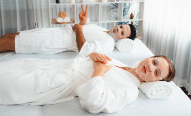 Kaplıca salonunun sakin, modern gündüz atmosferi, birkaç müşteri yüz maskesi takarak kendini yenilemeye çalışıyor. Yüz bakımı ve güzellik kozmetolojisi prosedürü. Sessiz.