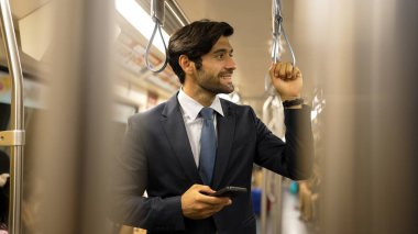 Trende ya da metroda telefonla konuşan yetenekli bir iş adamı. Tren istasyonunda cep telefonuyla oynarken etrafı gezen profesyonel proje yöneticisi. Sevinçli..