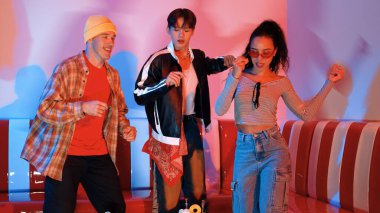 Çeşitli sokak dansçıları hippi modası giyerken partilerde neon ışıkla şehir pop müziğine taşınıyor. Çekici hipster kameraya bakarken dans eder ya da pratik yapar. Mutluluk.