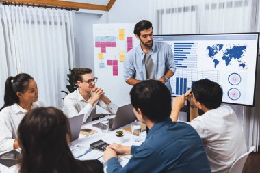 Ofiste sunum ya da analist ekibiyle toplantı odasında mali verileri analiz etmek için BI Fintech 'i kullanmak. İş adamları stratejik planlama için TV ekranında BI gösterge panelini inceliyor.