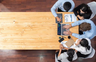 Panorama üst düzey iş analist grubu toplantı masasındaki finansal veri raporunu analiz ediyor. İş zekası analizine göre çizelge ve grafik paneli. Çok titiz.