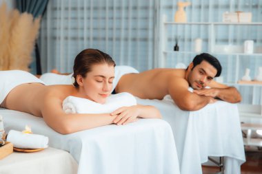 Kafkas çift müşterisi stres önleyici spa masajının keyfini çıkarıyor ve lüks otel veya oteldeki gündüz açık hava ortamında güzellik teniyle eğleniyor. Sessiz.