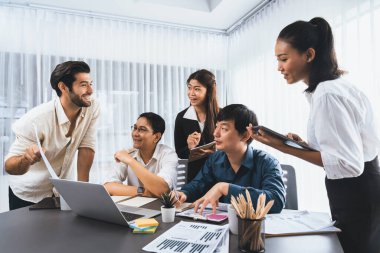 Veri analistleri ofis çalışanlarından oluşan bir ekip, mali, trend ve pazarlama verilerini analiz etmek için iş istihbaratı BI gösterge paneli üzerinde işbirliği yapmaktadır. BI yazılım kullanım sürücüsü iş başarısı. Tedbirli