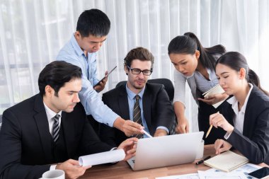 Modern ofis ortamında çalışan çeşitli etnik gruplardan çeşitli iş adamları. Üretken ve çok ırklı ofis çalışanları stratejik ticari pazarlama konusunda tartışmaya giriştiler. Çok titiz.