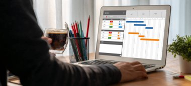 Ekip projesinin zaman çizelgesini gösteren bilgisayar ekranında, modern iş projesi yönetimi için proje planlama yazılımı