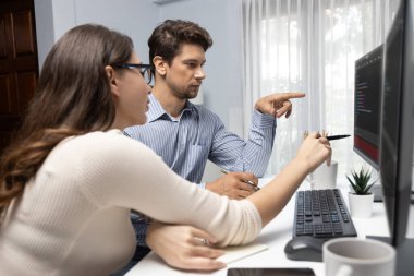 Takım becerisi geliştiricileri programı en yeni kodlama yaratıcı web sitesi planlama yazılım projesini iki bilgisayar ekranında düşünerek, ofiste tam yığın veri analizi ile karşılaştırıldığında. Varsayım.