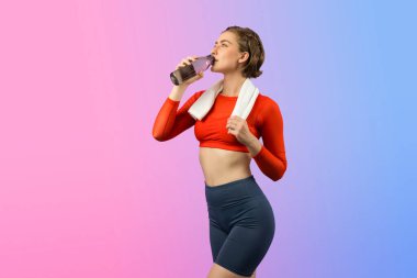 Vücut uzunluğunun tamamı atletik ve sportif genç bir kadını havluyla ve içme suyuyla izole edilmiş arka planda egzersiz yaparken çekilir. Sağlıklı aktif ve vücut bakımı yaşam tarzı.