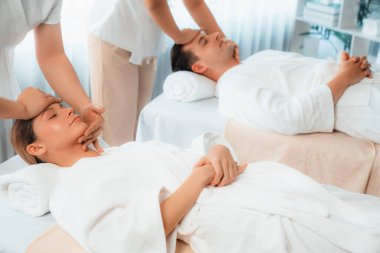 Kafkasyalı çift stres önleyici kafa masajının keyfini çıkarıyor ve lüks otellerde ya da otel spa salonlarında gündüz kaplıcalarında yüz güzelliği eğlencelerini şımartıyor. Sessiz.