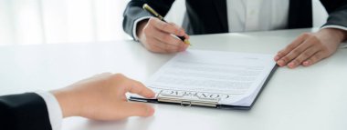 Şirket avukatının ya da hukuk bürosundaki avukat servisinin yardımıyla balyayla ilgili sözleşme imzalama belgesi. İşletme yatırımı ve yasal işlemlerin tamamlanması. Kurnaz.
