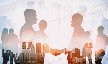 İş ortaklığı anlaşmasının başarısını gösteren birçok iş adamı konferans grubu toplantısının arka plandaki görüntüsü. Takım çalışması, güven ve anlaşma kavramı. uds