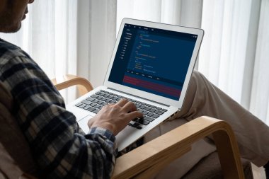 Model uygulama ve program kodlaması için bilgisayar ekranında yazılım geliştirme programlama