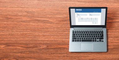 Muhasebe uygulamasından gelen fatura bilgisayar ekranında. Şirket işlerinin finans ve bütçesi için bilgisayar programı. Rahatça..