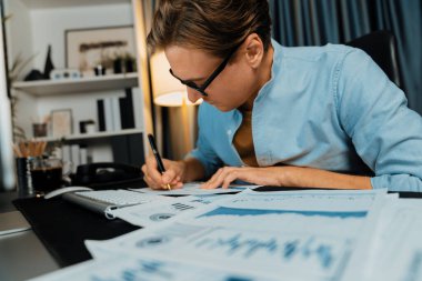 Akıllı iş adamının, şirket toplantısı için müşteri pazarlama analiz kâğıtlarını sunmak için paragraf dinamik veritabanını incelediğini düşünüyorum. Bireysel.