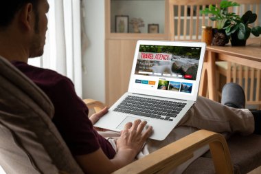 Model arama ve seyahat planlama için internet sitesi uçuş, otel ve tur rezervasyonları için anlaşma ve paket sunuyor