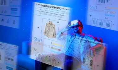 Beyaz bir adam görsel gerçeklik gözlüğü takarken alışveriş listesi için ürün seçip seçiyor. Sanal gerçeklik dürbünü kullanırken elinde poşetlerle kanepede oturan yetenekli biri. Teknoloji. Sapma.