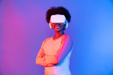 Profil, VR gözlük takan genç ve güzel Afrikalıların mavi ve pembe neon ışıklı arkaplanda izole olduğunu düşünüyor. Teknoloji ve dijital yenilik 3 boyutlu hologram gramında. Entrika.