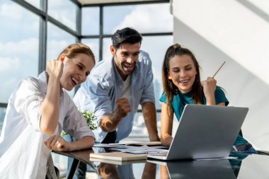 Bir grup mutlu iş adamı başarılı projelerini kutluyor. Profesyonel iş adamları modern ofisteki projeleriyle gurur duyuyorlar. Başarılı takım çalışması, mutlu iş arkadaşı, iş yeri. İzleme.