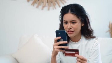 Kadın alışverişi ya da internet pazarında online ödeme modern yaşam tarzı için satılık eşyalar arıyor ve canlı siber güvenlik yazılımı tarafından korunan cüzdandan çevrimiçi ödeme için kredi kartı kullanıyor