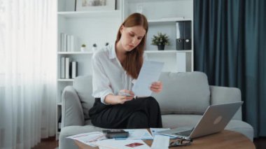Kadın internet pazarından gelen borç yığınını modern yaşam tarzı olarak hesaplıyor ve prim siber güvenlik yazılımı tarafından korunan cüzdandan çevrimiçi ödeme için kredi kartı kullanıyor
