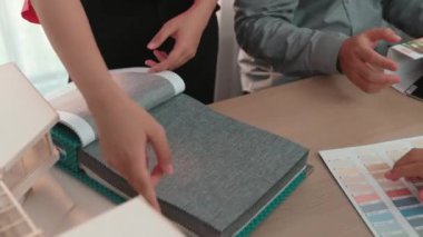 İç mekan tasarımı için tekstil malzemesi ve renk paletini sunan el yapımı mimar ve iç mimar müşteri denetimi ve denetimine dayalı iç mimar. Değiştirilmiş