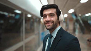 Akıllı bir iş adamı tren istasyonunda kulaklık takarken telefon eder. Profesyonel yönetici, tren ya da metro beklerken pazarlama stratejisi hakkında meslektaşıyla konuşuyor. Sevinçli..