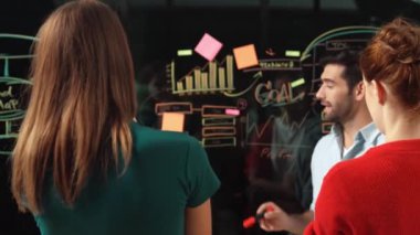 Akıllı yatırımcılara pazarlama fikri ya da finansal planı sunan profesyonel iş adamı. Yönetici yönetici paylaşıyor, konuşuyor, kooperatif iş arkadaşlarıyla birlikte çalışıyor. İş konsepti. İzleme