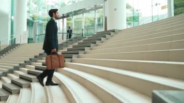 Profesyonel iş adamı merdivenlerden çıkıyor. Başarılı bir adam merdivenleri çıkarken yeni bir şey keşfediyor. Seyahat etmeyi, terfi etmeyi, yeni bir iş bulmayı, yeteneğini arttırmayı temsil etti. Sevinçli..