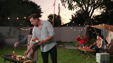 Aile birlikte bahçede kamp kurar, baba ve kız aile bireyleri için ızgara yapar. Doğayla iç içe olmak için açık hava kamp aktiviteleri ve genç nesil çapraz kuşaklarla zaman geçirmek için. Uyumsuzluk.