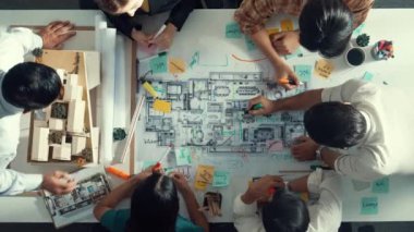 Akıllı yöneticilerin el çırpışları ve projeyi kutlamak için el ele tutuşmaları. İç yapı hakkında beyin fırtınası yapan mimar mühendisinin hava görüntüsü. Takım çalışması, birlik. Hizalama.