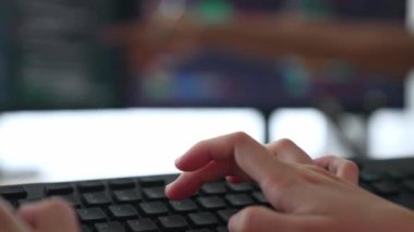 Yavaş çekim yakın çekim el, bilgisayar programlama için arka uç yazılım geliştirici mühendisi hata ayıklama hesaplama kodu üzerinde birlikte çalışarak, monitörde karmaşık algoritmaları çözerek. Filizlenen