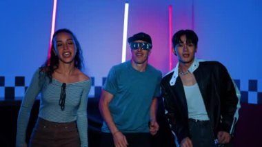 Farklı sokak dansçıları partilerde neon ışıklarıyla şehir pop müziğine taşınırken erkekler süslü gözlükler takıyor. Çekici hipster kameraya bakarken dans eder ya da pratik yapar. Mutluluk.