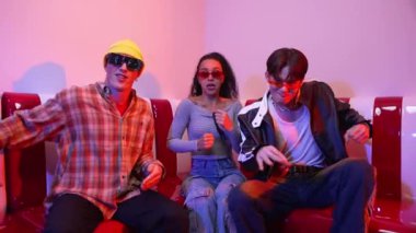 Şık gözlükler takan Happy dans takımı şehir pop veya hip hop müziğine taşınıyor. Modern restoranda birlikte komik serbest dans ederken profesyonel sanatçı grubu oturuyordu. Mutluluk.