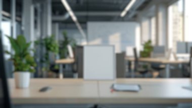 Bulanık arkaplan, modern ofis içinde arka planda bulanık bir masa üzerindeki saksı bitkisinin yakın plan görüntüsü. Fabrika ve yeşillik konseptiyle dekore edilmiş modern işyeri. Duvar kağıdı için tasarım. Aktar.