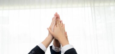 Ofis çalışanlarının el ele dizilmesi başarılı bir iş ortaklığı grubunu ve panoramik pankartta kamu işyerinde güçlü bir birlik takım çalışmasını sembolize ediyor. Kurnaz.