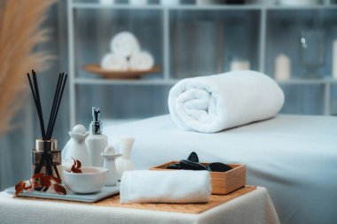 Lüks spa merkezindeki kaplıca masasında güzellik ve güzellik salonu aksesuarları. Spa masajı ve eğlence arka planı konsepti. Sessiz.
