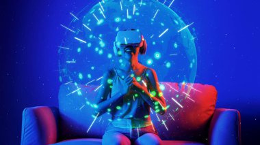 VR çemberindeki bir kadının kanepesinde otururken sinyal noktası istasyonu uluslararası dünya haritası neon ışıkta. Fütürist teknoloji küresel bağlantı tasarımı 3D dijital grafik. Halüsinasyon.