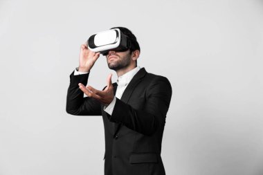 Akıllı iş adamı VR gözlüğüne dokunurken bir şey tutuyor. Proje yöneticisi metaevreni bağlamak için görsel gerçeklik kulaklığı kullanırken pazarlama stratejisi planlıyor. Teknoloji yeniliği. Sapma.