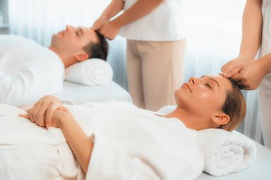 Kafkasyalı çift stres önleyici kafa masajının keyfini çıkarıyor ve lüks otellerde ya da otel spa salonlarında gündüz kaplıcalarında yüz güzelliği eğlencelerini şımartıyor. Sessiz.