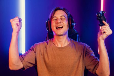 Kontrol kumandalı akıllı oyun flamasının keyfini çıkarın, modern teknoloji siber neon ışık odasında yetenekli oyuncularla çevrimiçi canlı sosyal medya grubu oyunu oynayın. Bireysel.