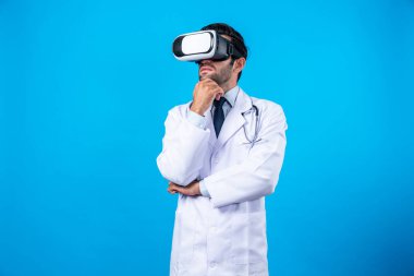 VR gözlüğü kullanarak metaevrene girerken tıbbi verilere bakan yetenekli bir doktor. Sanal gerçeklik gözlükleri ve laboratuvar önlükleri giyerken ayakta duran profesyonel beyaz doktor. Yenilik. Sapma.