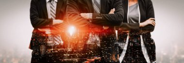 İş ortaklığı anlaşmasının başarısını gösteren birçok iş adamı konferans grubu toplantısının arka plandaki görüntüsü. Takım çalışması, güven ve anlaşma kavramı. uds