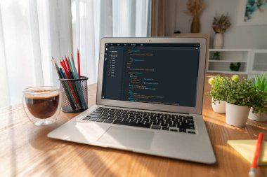 Model uygulama ve program kodlaması için bilgisayar ekranında yazılım geliştirme programlama