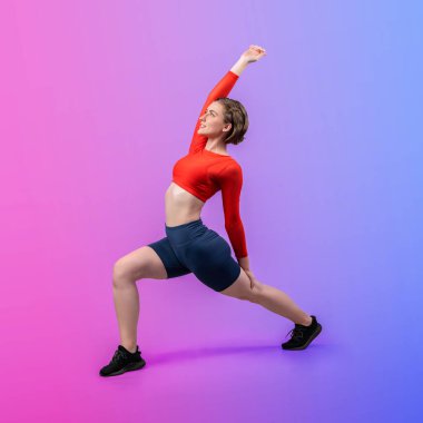 Vücut uzunluğunun tamamı atletik ve sportif kadınlar tarafından izole edilmiş arka planda sağlıklı ve meditasyon egzersizi yaparken çekildi. Sağlıklı aktif ve vücut bakımı yaşam tarzı