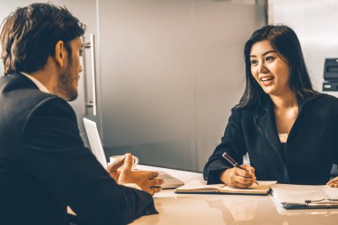 İnsan kaynakları bölümünden bir iş kadını, özgeçmiş belgesini incelerken iş başvurusu için iş adamı adayıyla görüşme yapıyor. Çalışanların işe alım konsepti. uds