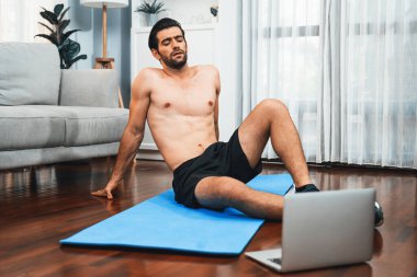 Atletik ve sporcu adam, evdeki formda fiziğe ve sağlıklı spor yaşam tarzına uygun vücut egzersizlerinin zorlu zorluğu nedeniyle hayal kırıklığına uğradı. Gaiety ev egzersizi antrenman konsepti.