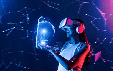 Siberpunk neon ışıklı kadın beyaz VR kulaklık takıyor ve metaevreni birbirine bağlayan kolsuz tişört, gelecekteki siber uzay topluluğu teknolojisi elinde tutuyor ve küresel resmin 3D hologramını görüyor. Halüsinasyon.